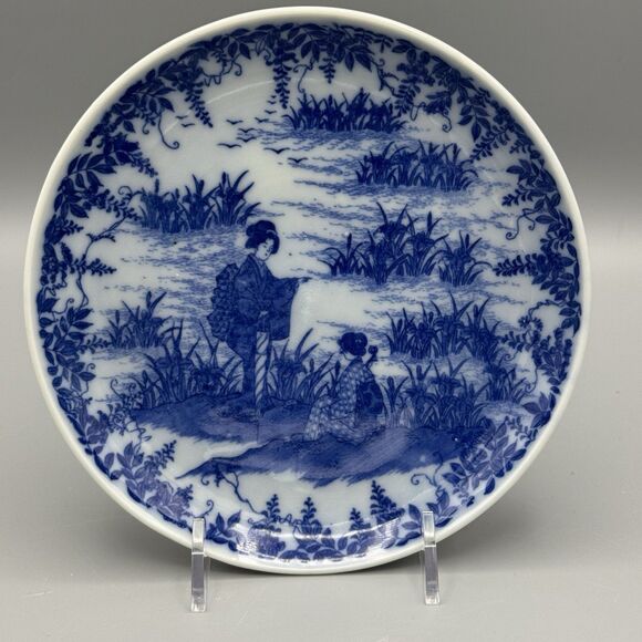 Vtg Unmarked Asian Geisha Girls Near Water Porcelain Decorative Plate Blue White - Picture 1 of 6
